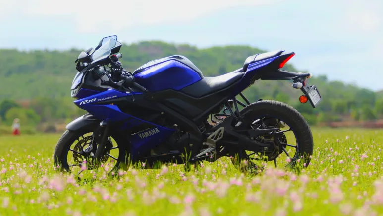 imagem da moto yamaha r15, na cor azul